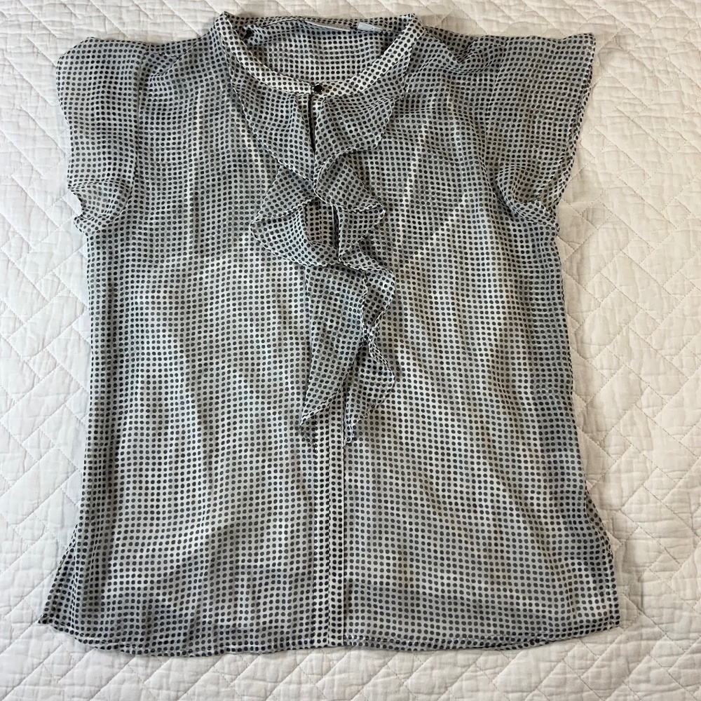 Liz Claiborne Women’s Blouse Size Small White Black Dot Ruffle Front (G17)